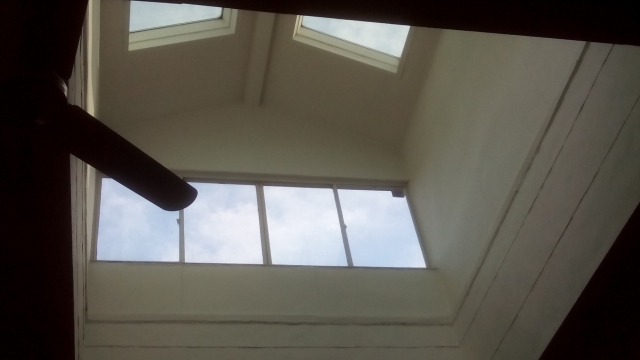 天窓から雨漏りする原因とは？対処法を教えます！